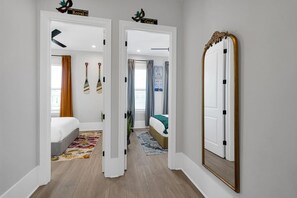 5 Schlafzimmer, Schreibtisch, Bügeleisen/Bügelbrett, WLAN