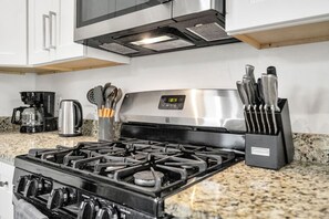 Kylskåp, mikrovågsugn, ugn och spishäll