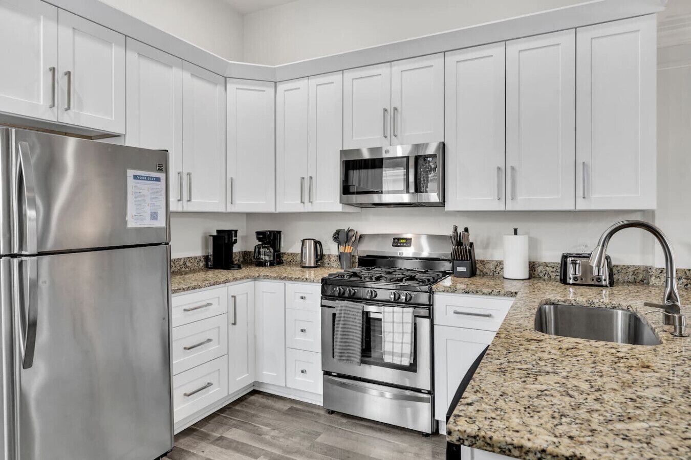 Frigorífic, microones, forn i placa de cuina 