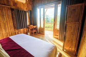 Panorama villa, uitzicht op rivier | Een minibar, een kluis op de kamer, individueel gedecoreerd