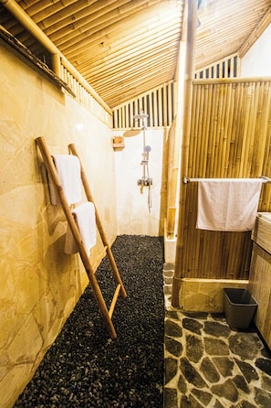 Villa panorámica, vistas al río | Baño | Ducha y cabezal de ducha tipo lluvia