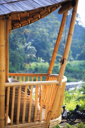 A bamboo structure with a view of a lush green landscape. - Uma D Mapad Sidemen (Sidemen)