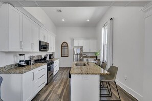 Fridge, microwave, oven, stovetop - Walk to Shops & Restaurants - 3 BR Magazine St Apt (New Orleans)