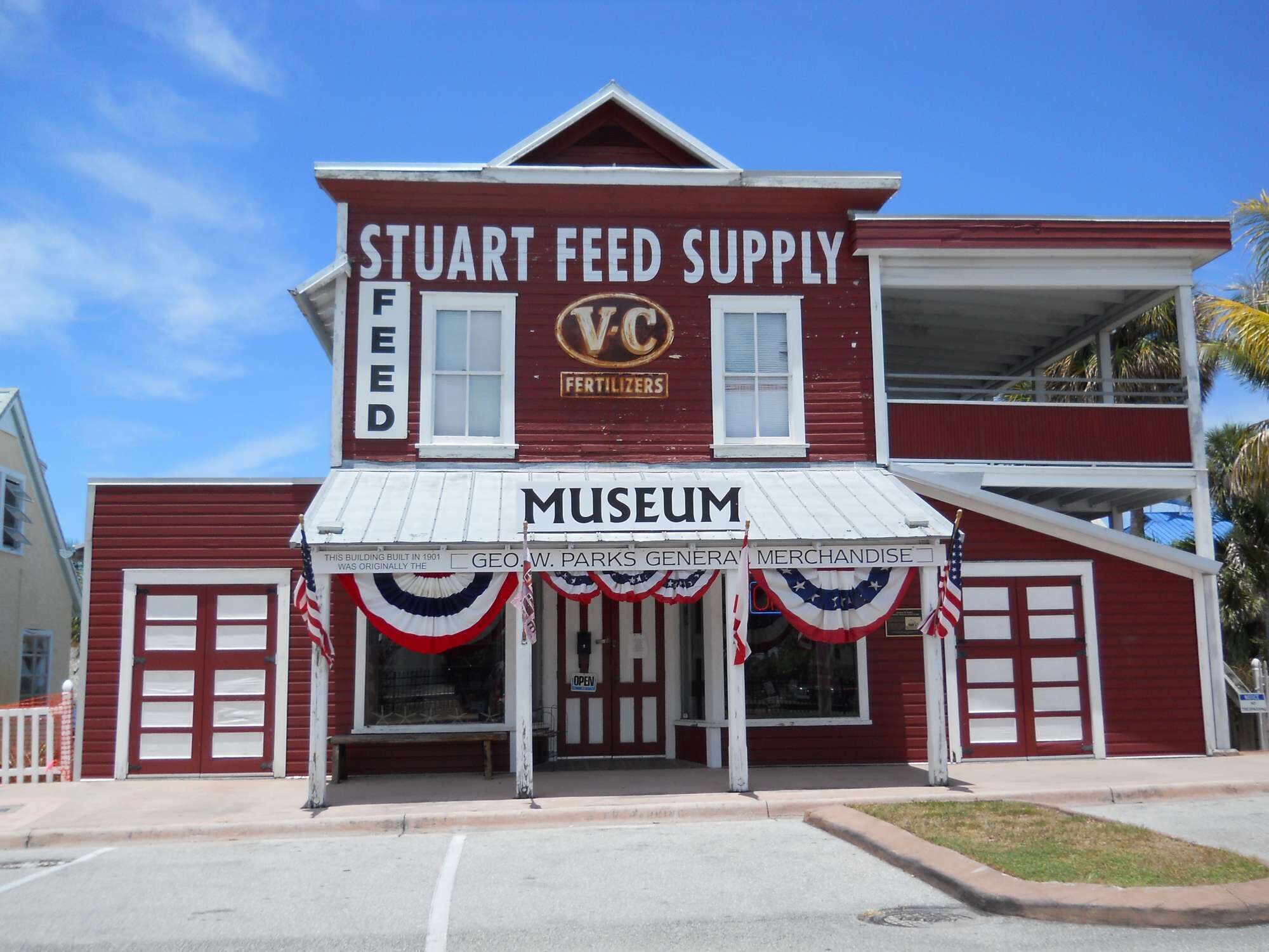 Punainen rakennus, jonka julkisivussa on kyltti, jossa lukee ”STUART FEED SUPPLY” ja ”MUSEUM”.