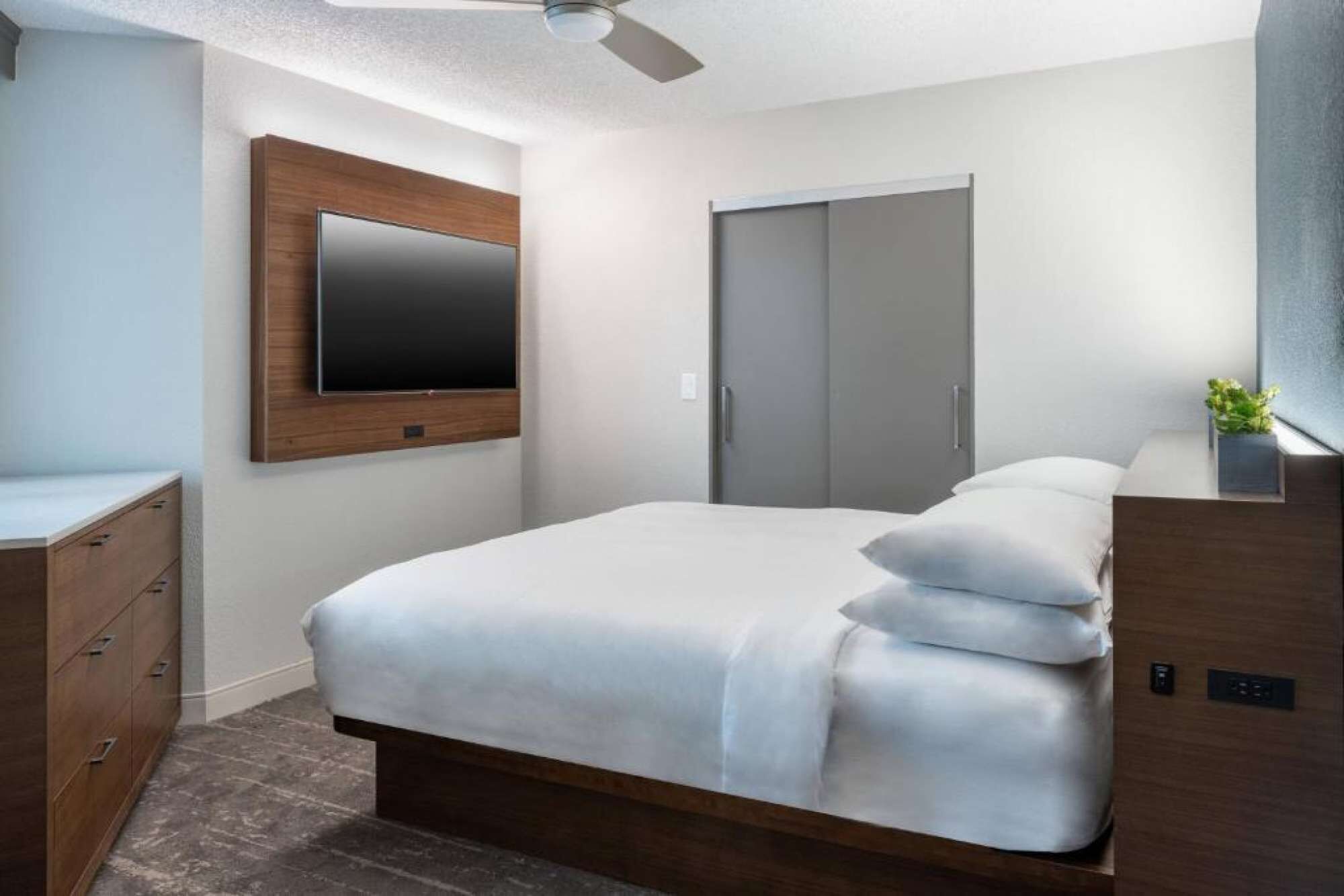 1 habitación, escritorio, tabla de planchar con plancha y wifi 
