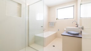 Shower - 68 Saratoga Ave - Ducted Air con, Wi-Fi, Small Boat Parking (Corlette)