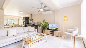 Smart TV, books - Magnolias, 6 Marine Dr - air con, linen and Wi-Fi (Fingal Bay)