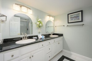 Douche, sèche-cheveux, serviettes fournies