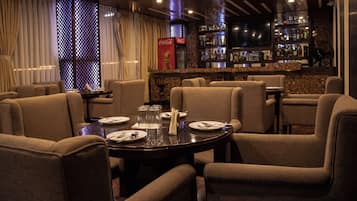2 bars/lounges