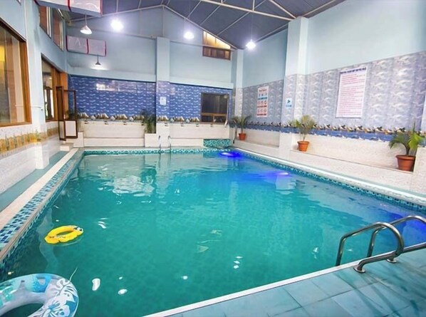 من حمّامات السباحة المغطاة