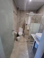 Suite Deluxe, balcón | Baño | Ducha, toallas, jabón y champú
