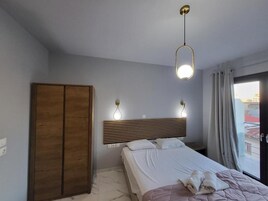 Habitación clásica doble, balcón | Wifi gratis