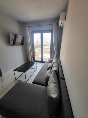 Deluxe Suite, Balcony | Living area