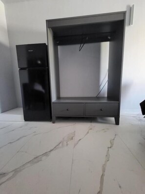 Junior Suite, Balcony | Makan dalam bilik