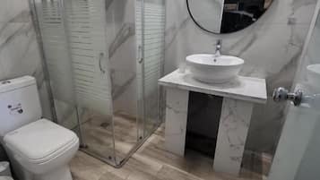 Suíte luxo, sacada | Banheiro | Chuveiro, toalhas de banho, sabonete, shampoo