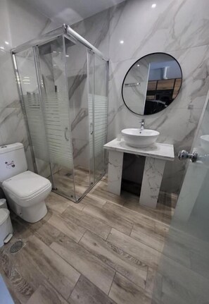 Deluxe Suite, Balcony | Bathroom | Shower, towels, soap, shampoo