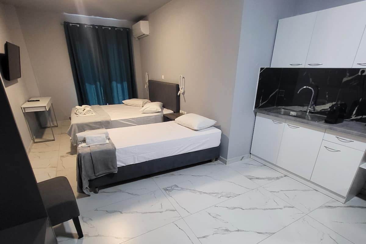 Basic Triple Room, Balcony | Free WiFi