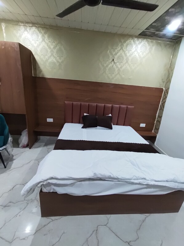 Desk, laptop workspace, free WiFi