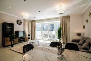 Deluxe Apartment, City View | Living room