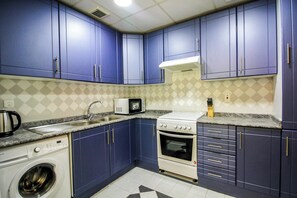 Deluxe Apartment, City View | Private kitchen