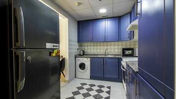 Deluxe Apartment, City View | Private kitchen