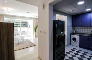 Deluxe Apartment, City View | Private kitchen