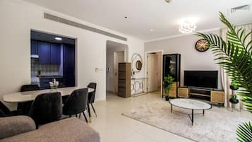 Deluxe Apartment, City View | Living area