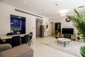 Deluxe Apartment, City View | Living area