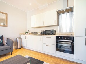 Réfrigérateur, micro-ondes, four, grille-pain