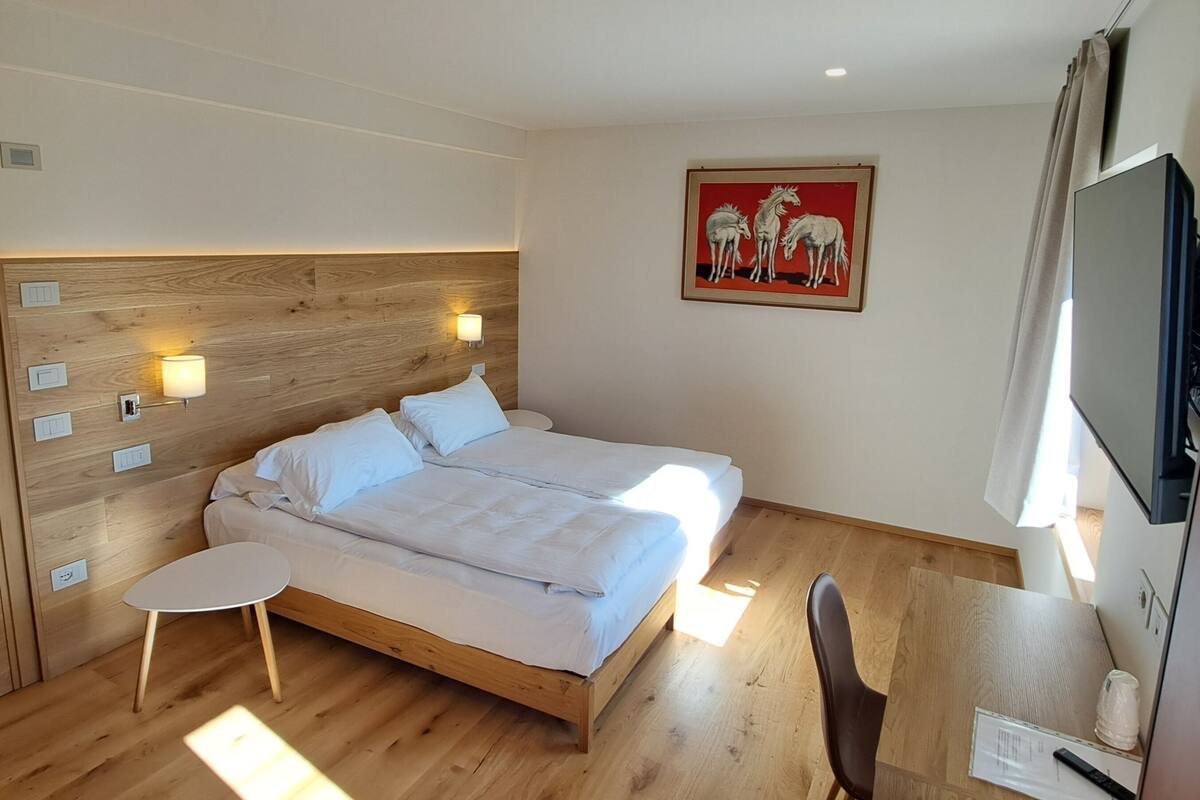 Chambre double ou avec lits jumeaux, vue sur la montagne | Literie de qualité, couette en duvet, coffre-fort, ameublement unique