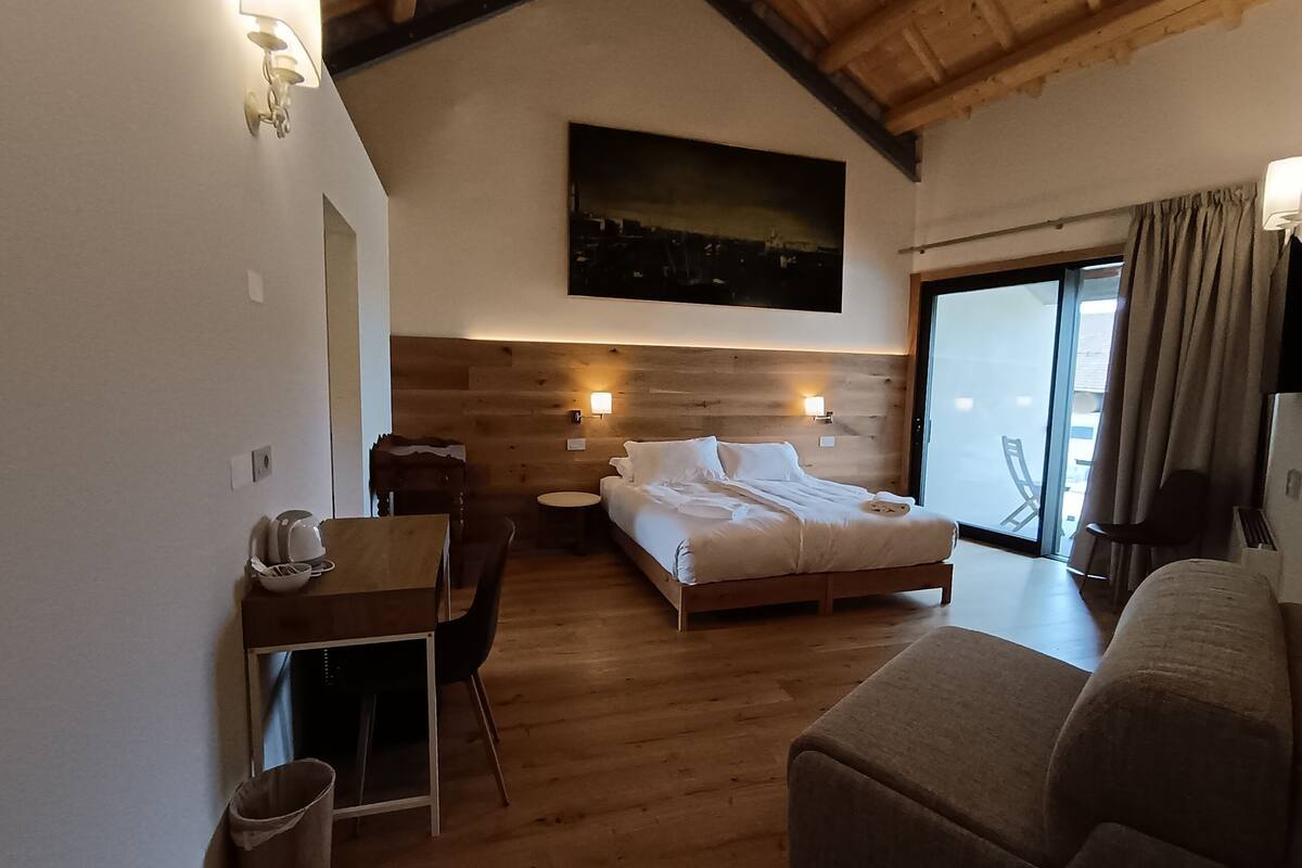Chambre supérieure double ou avec lits jumeaux, balcon, vue sur la cour intérieure | Literie de qualité, couette en duvet, coffre-fort, ameublement unique