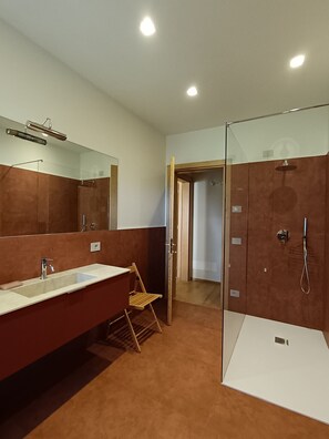 Leilighet, bakgårdsutsikt | Bad | Bidé