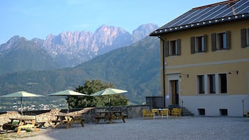 Vista frontal de la propiedad