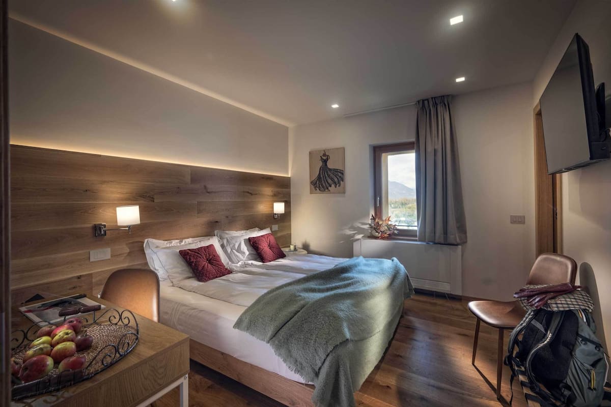 Dobbeltrom – basic | Sengetøy av topp kvalitet, dundyner og safe på rommet