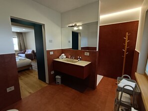 Kahden hengen comfort-huone (yksi tai kaksi sänkyä), näköala pihalle | Kylpyhuone | Bidee