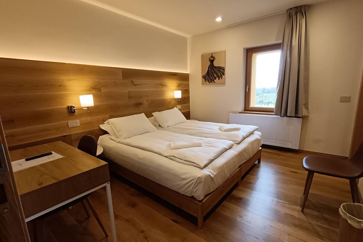 Chambre de base double | Literie de qualité, couette en duvet, coffre-fort, ameublement unique