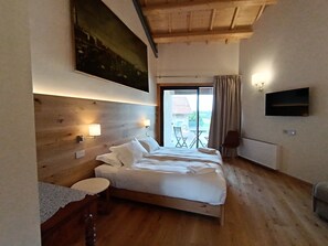 Chambre Supérieure Double ou avec lits jumeaux, balcon, vue cour intérieure | Literie de qualité supérieure, couette en duvet d'oie