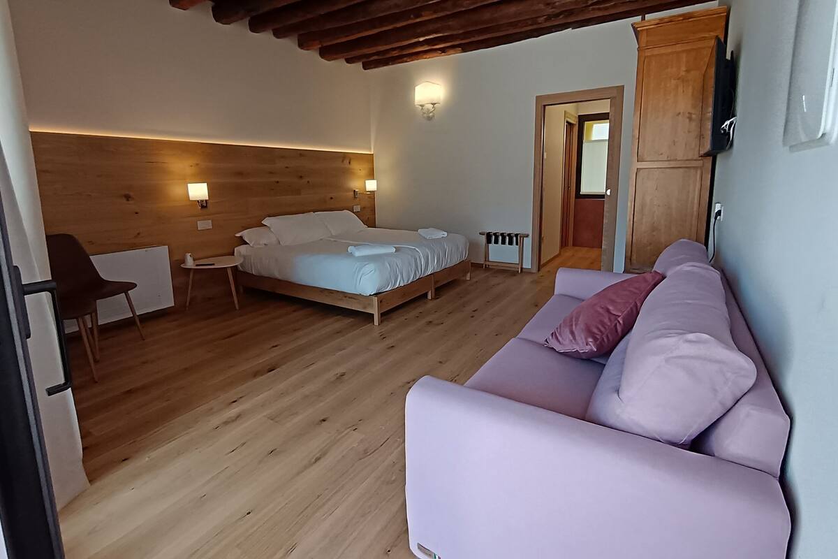 Chambre Confort double ou avec lits jumeaux, patio, vue sur la cour intérieure | Literie de qualité, couette en duvet, coffre-fort, ameublement unique