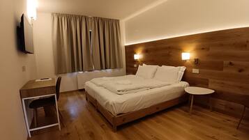 Apartment, Blick auf den Innenhof | Hochwertige Bettwaren, Daunenbettdecken, Zimmersafe