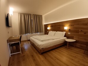 Huoneisto, näköala pihalle | Ylelliset vuodevaatteet, untuvapeitot, tallelokero huoneessa