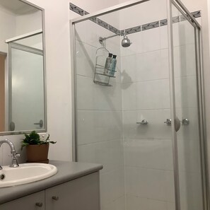 Dusche, Handtücher, Seife, Toilettenpapier