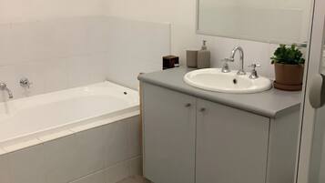 Ducha, toallas, jabón, papel higiénico