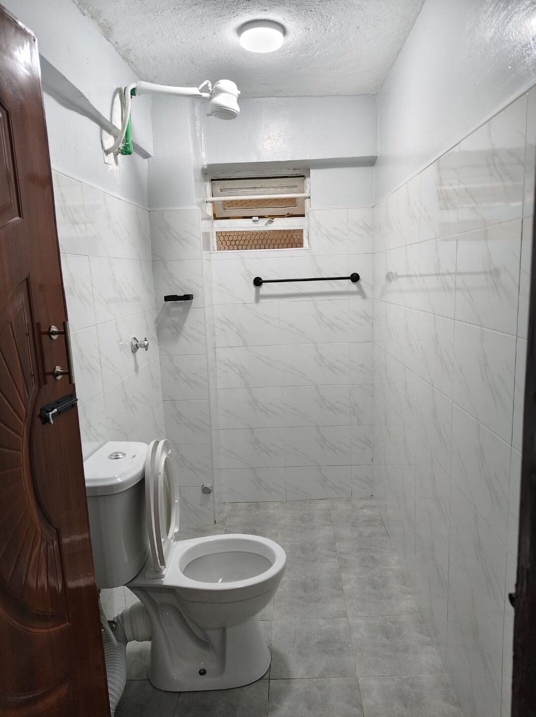 Deluxe-Studio, Stadtblick | Badezimmer | Dusche, Hausschuhe, Handtücher, Seife