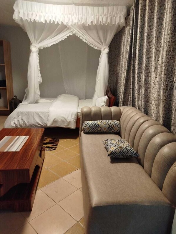 Deluxe Studio, City View | Living area | 32-inch Smart TV with digital channels - Tulips Apartments Naivasha (Naivasha)