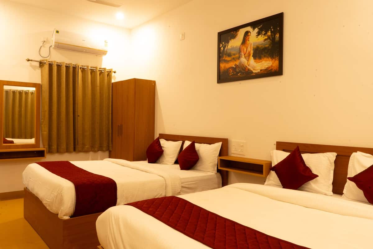 Deluxe Quadruple Room | In-room safe, free WiFi, bed sheets