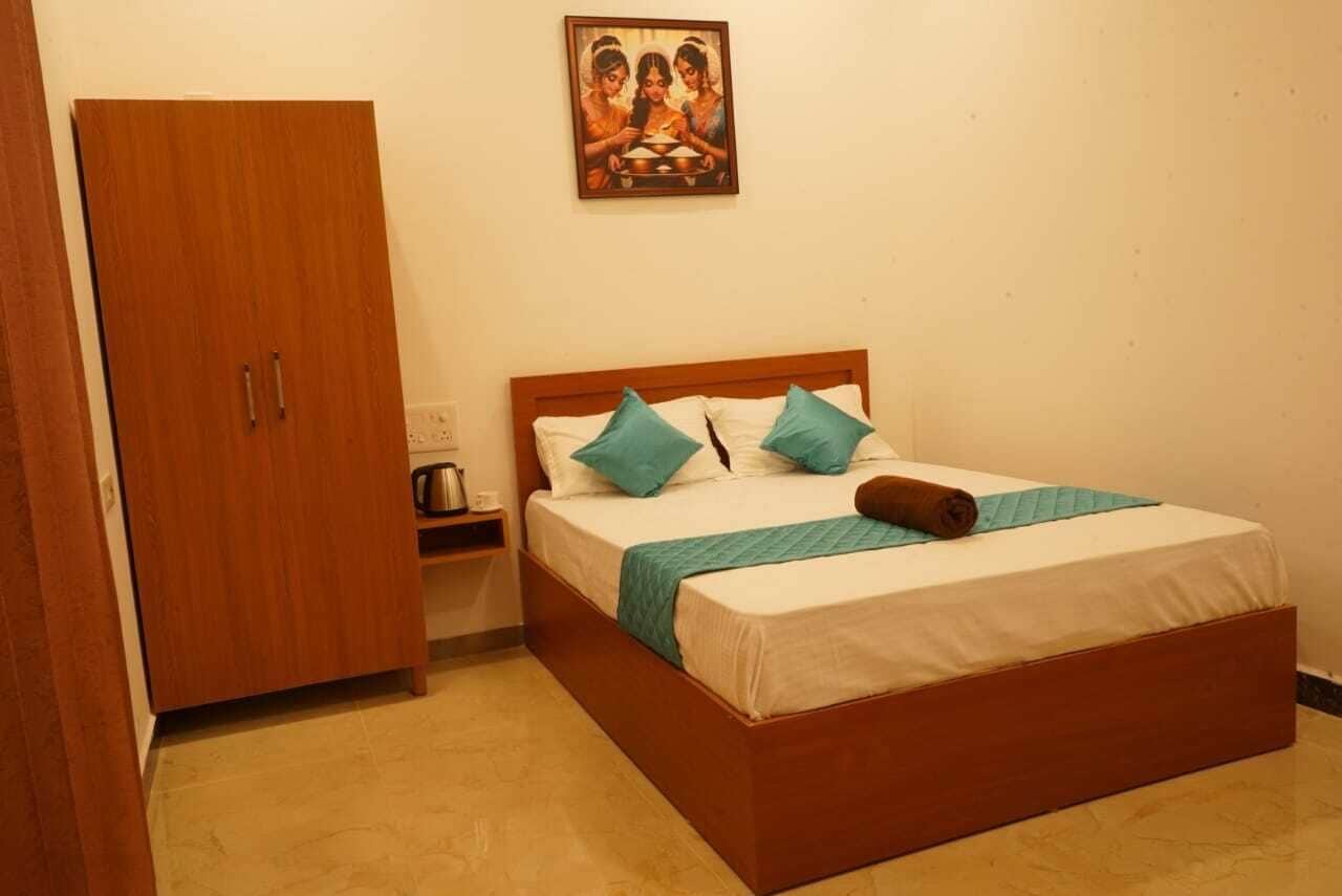 Un dormitorio con una cama de madera, una mesita de noche, un armario y un cuadro en la pared.