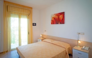 Travel crib, free WiFi, bed sheets