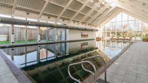 Pool - Chestnut Lodge - Lower Mill Estate, Cotswold Lakes (Lower Mill Estate, Cotswold Water Park)