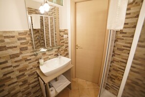 Sèche-cheveux, serviettes fournies, savon, papier toilette