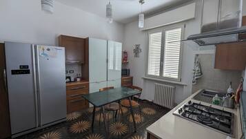 Frigorifero, microonde, forno, piano cottura